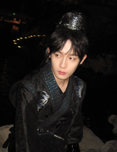 没想到闫永强穿古风也很可！简约立领造型勾勒出干净线条，不张扬却很显质感，和他平时