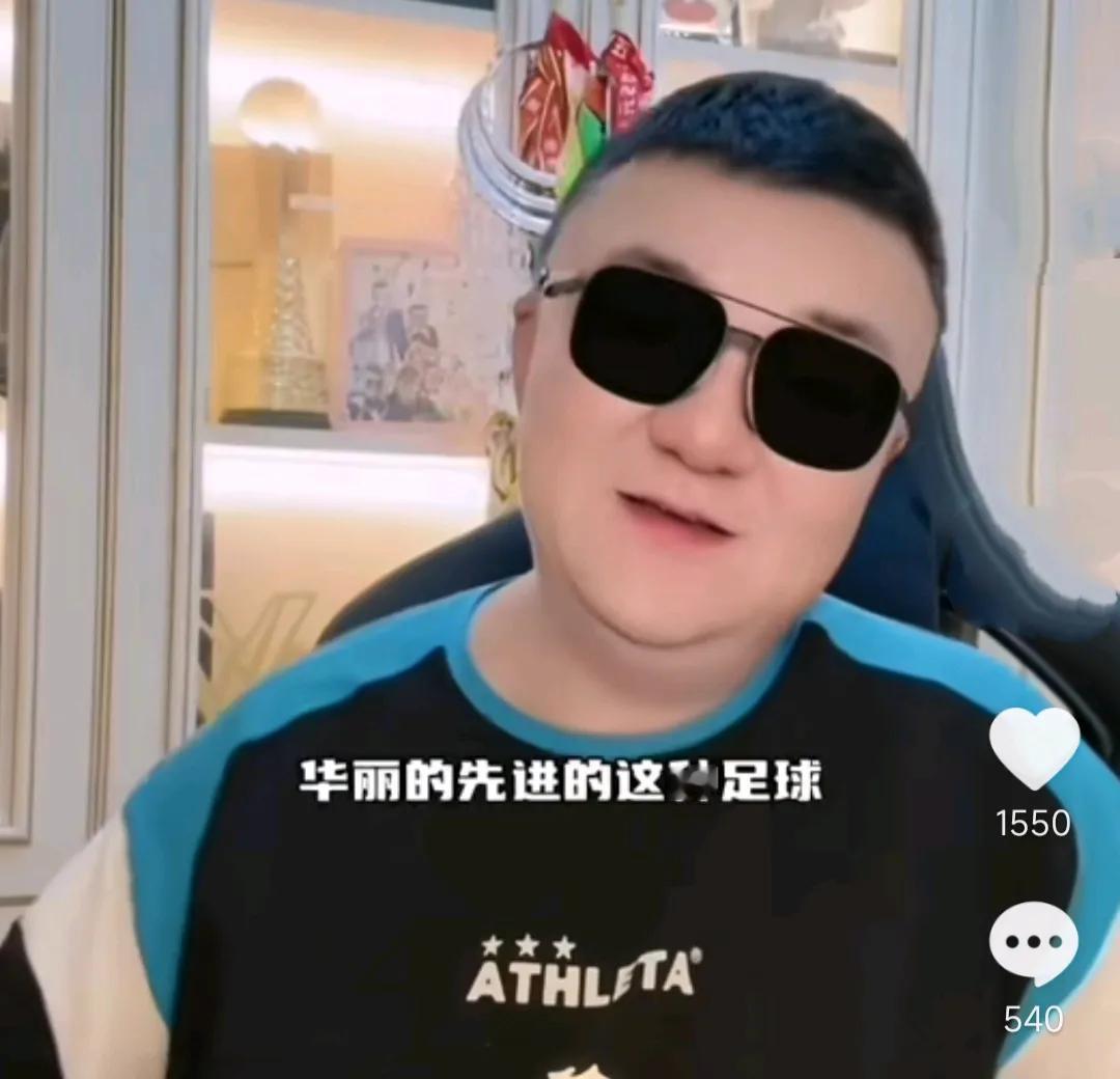 董路仍然坚持巴西输给日本队纯粹就是意外。他在直播间表示，巴西队那个中后卫布鲁诺