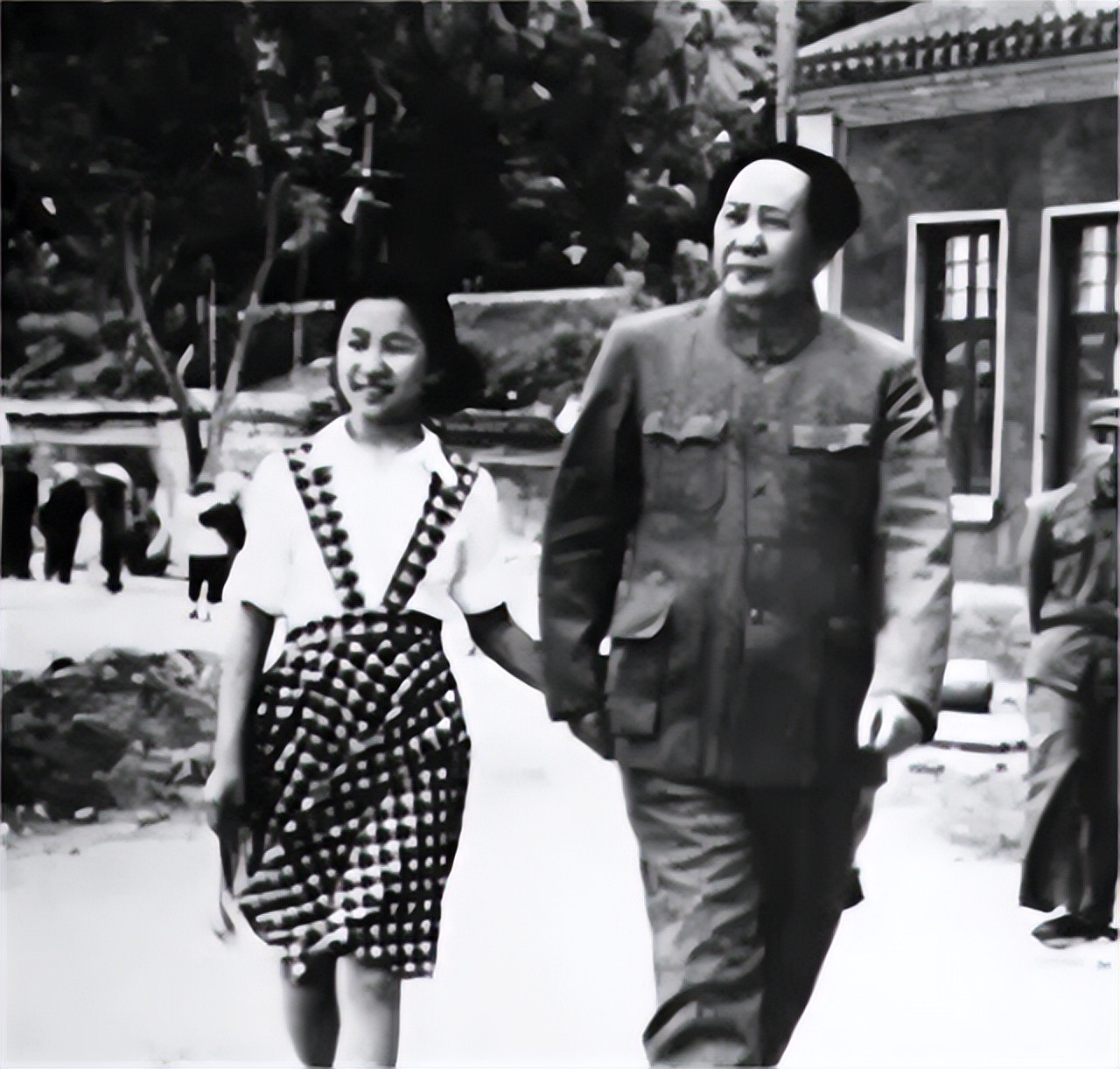 1971年，毛泽东的小女儿李讷不顾母亲的反对，与一名服务员结了婚。没想到生下儿子