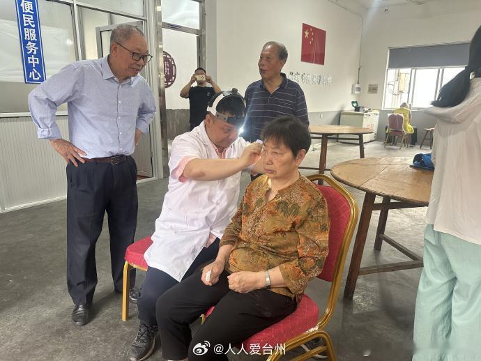 台州志愿者把便民服务串成乡村老人的小确幸近日，台州三门。珠岙镇组织“医路暖阳”