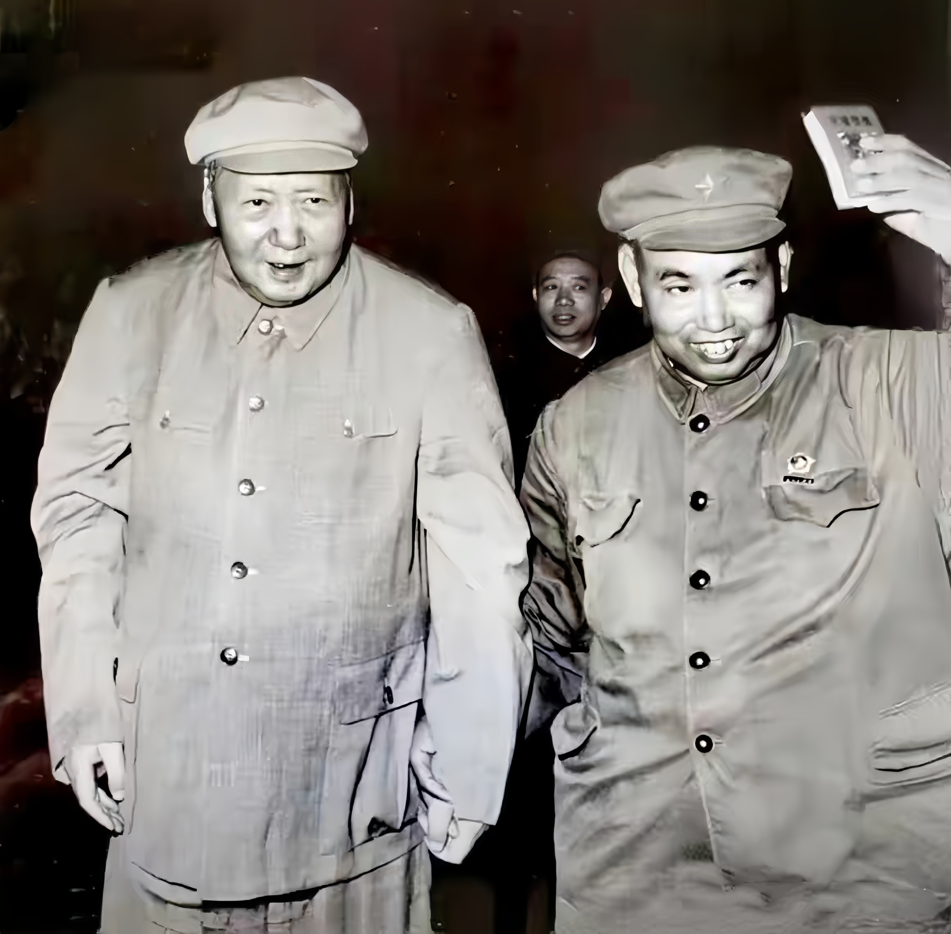 九届二中全会期间，毛主席把手放到许世友手上，十分恳切地说，你摸摸，我的手是凉的，