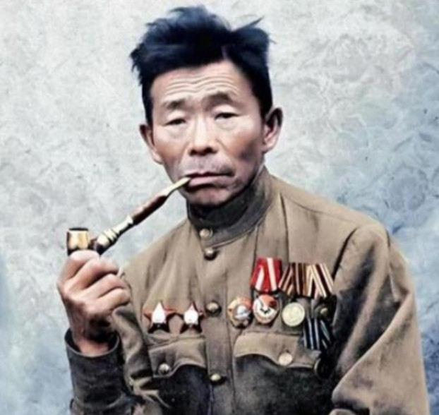 1941年，一个40岁的木匠加入了苏联红军，谁都没想到，这个身材矮小只能帮护士打