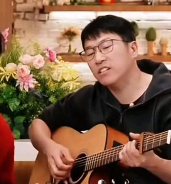 三人同时离职这事情不简单，东方甄选的明明、天权和中灿三人都离职了，三人同时离职说