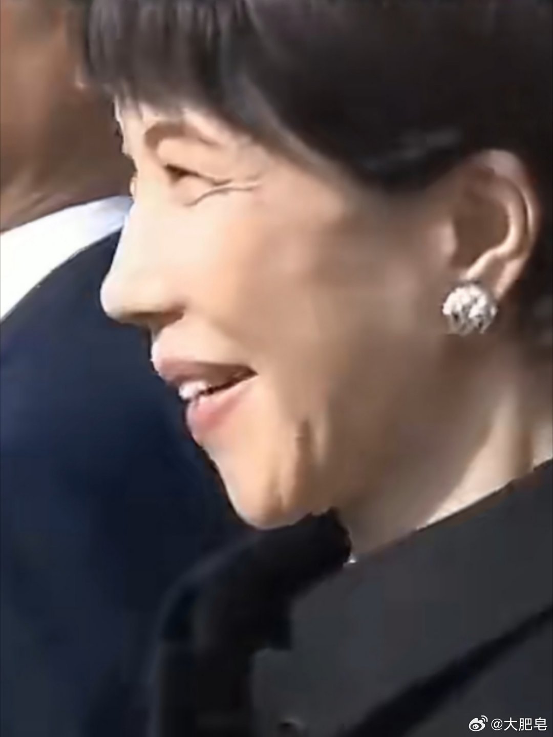 高市早苗扒车窗送别李在明中国有句古话叫做：无事献殷勤，非奸即盗。这么舔韩国，日