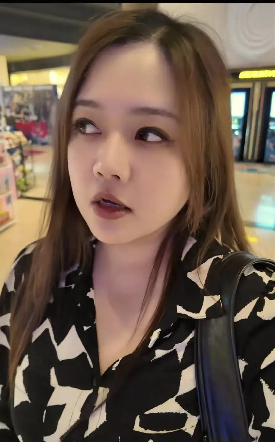 与其投喂一个思想摇摆不定的中天女记者，不如投喂我们的翟翾，一个为了爱国初心宁可丢