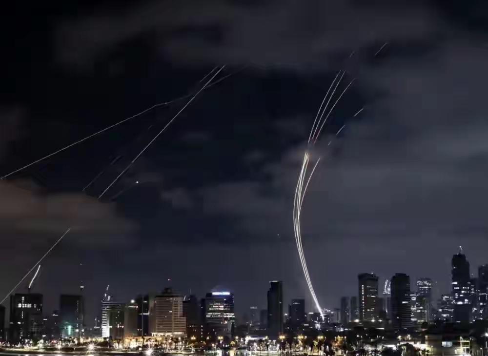 ​以色列的特拉维夫城市已经彻底瘫痪，夜空之中再也看不到任何的光点。特拉维夫已经声