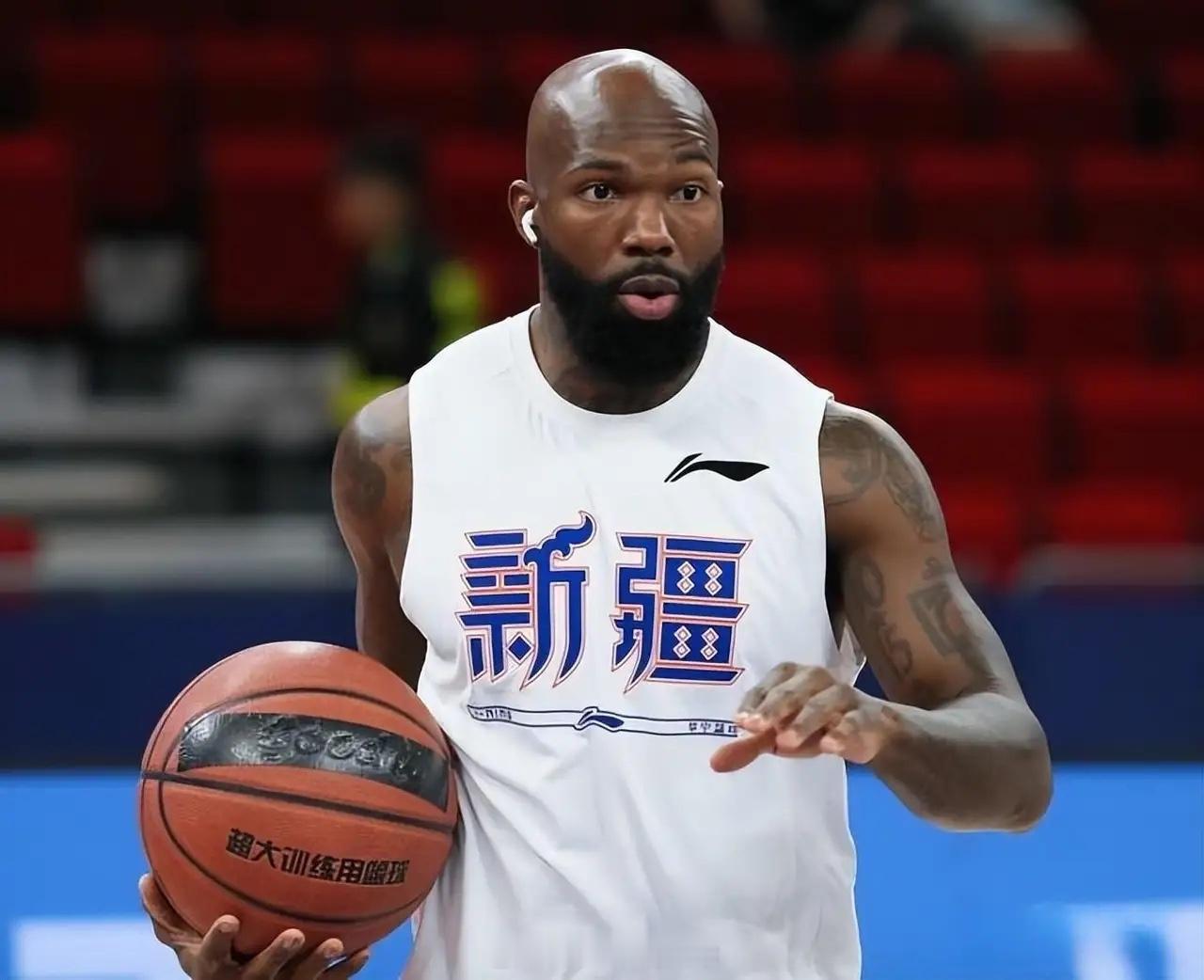 刘炜补强机会来了！在观看CBA首轮比赛后，前新疆男篮外援琼斯表示：没有看到外援们