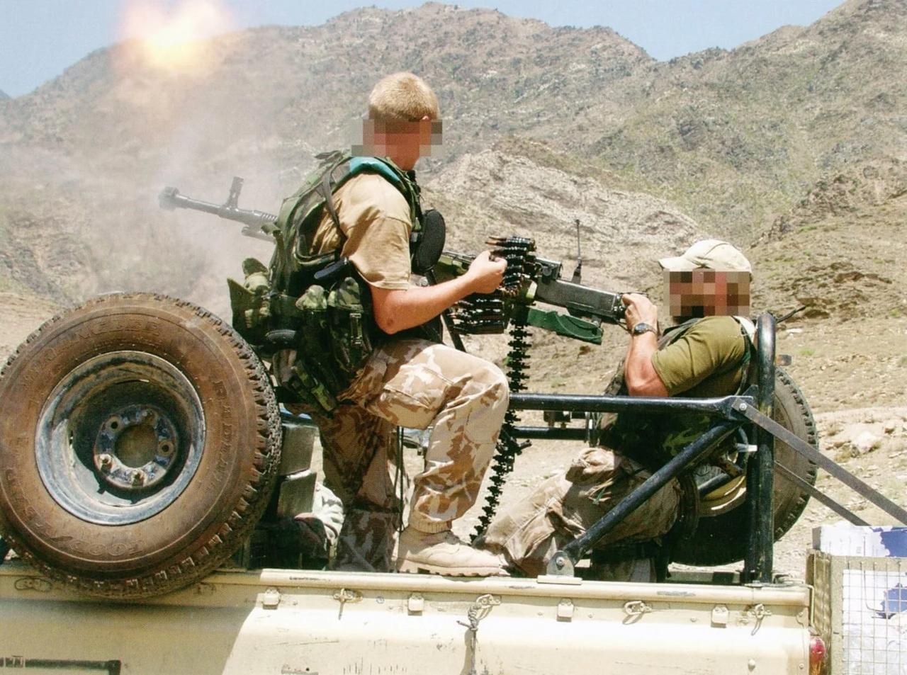 捷克陆军SF601。在阿富汗，特种部队士兵操作安装在路虎卫士上的DShKM