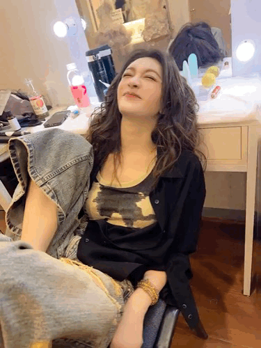 李小冉的状态好松弛，表情好放松！什么体型的女人回头率超高李小冉穿着