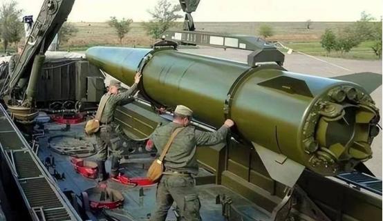 2000公里射程导弹要上桌了，比F-16狠十倍，普京真要头疼了！英国向乌克兰提供