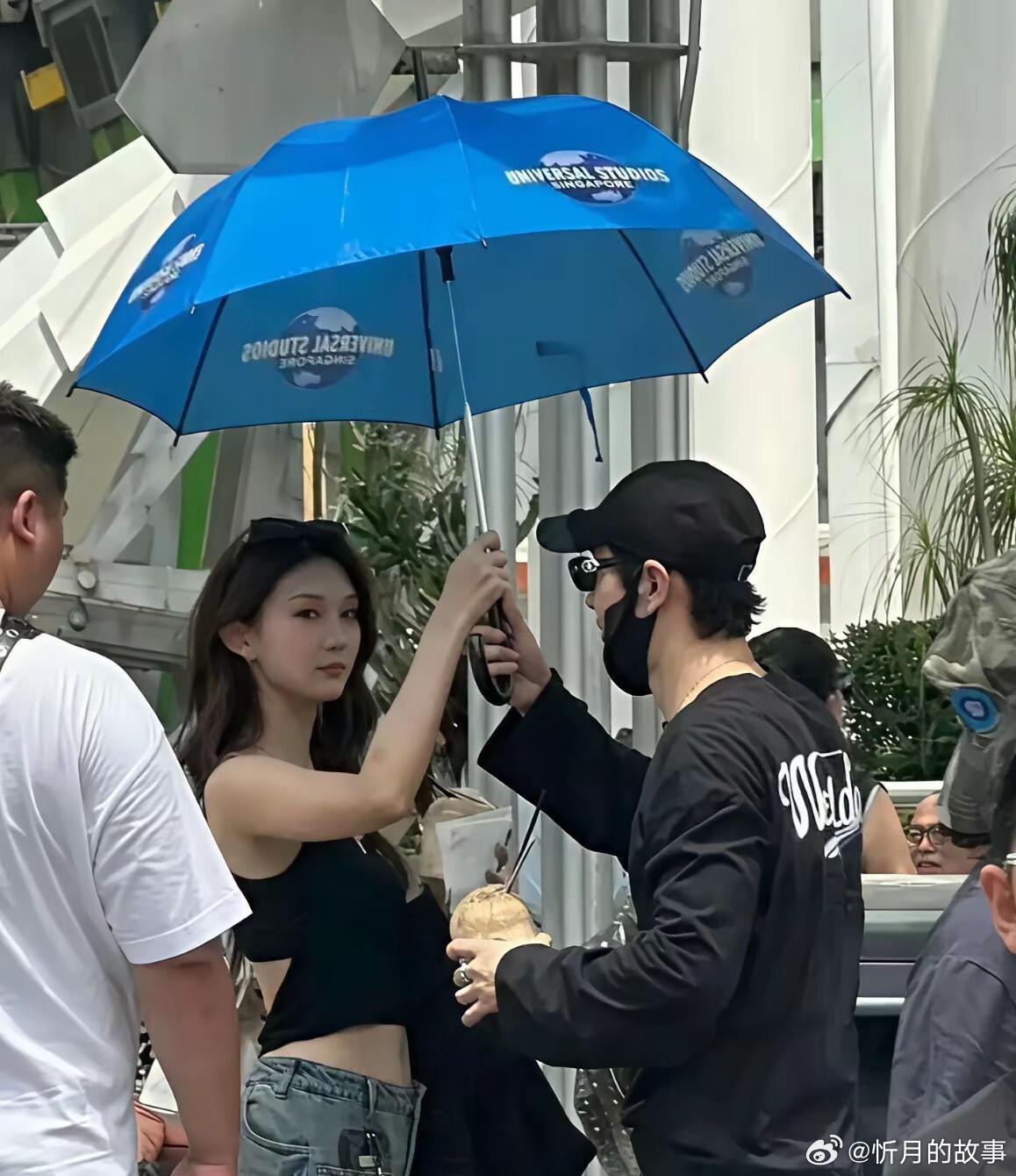 偶遇黄晓明与女子同游新加坡，撑伞细节暴露关系，疑似新恋情曝光