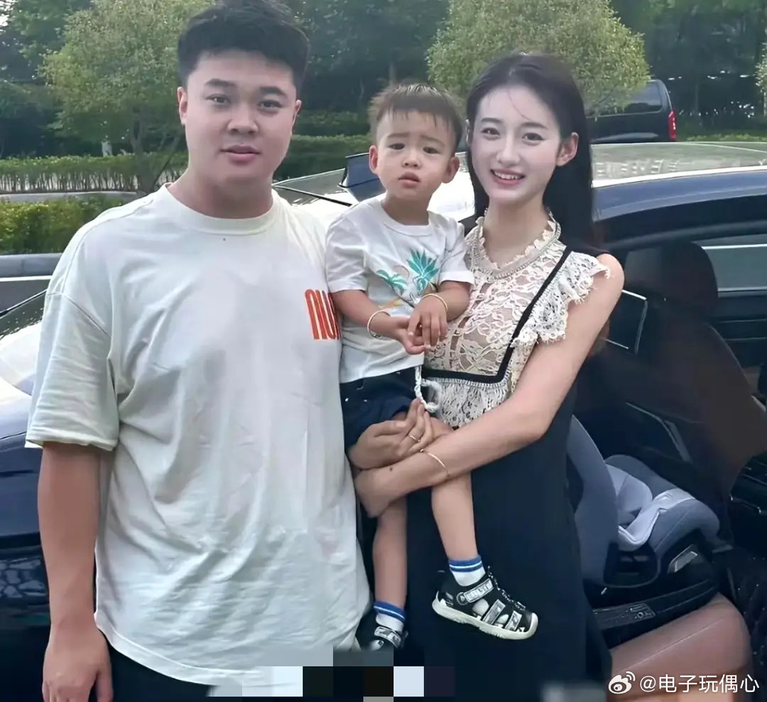 这是娶了个女明星回来啊？一定要生个女儿，遗传一下优良基因