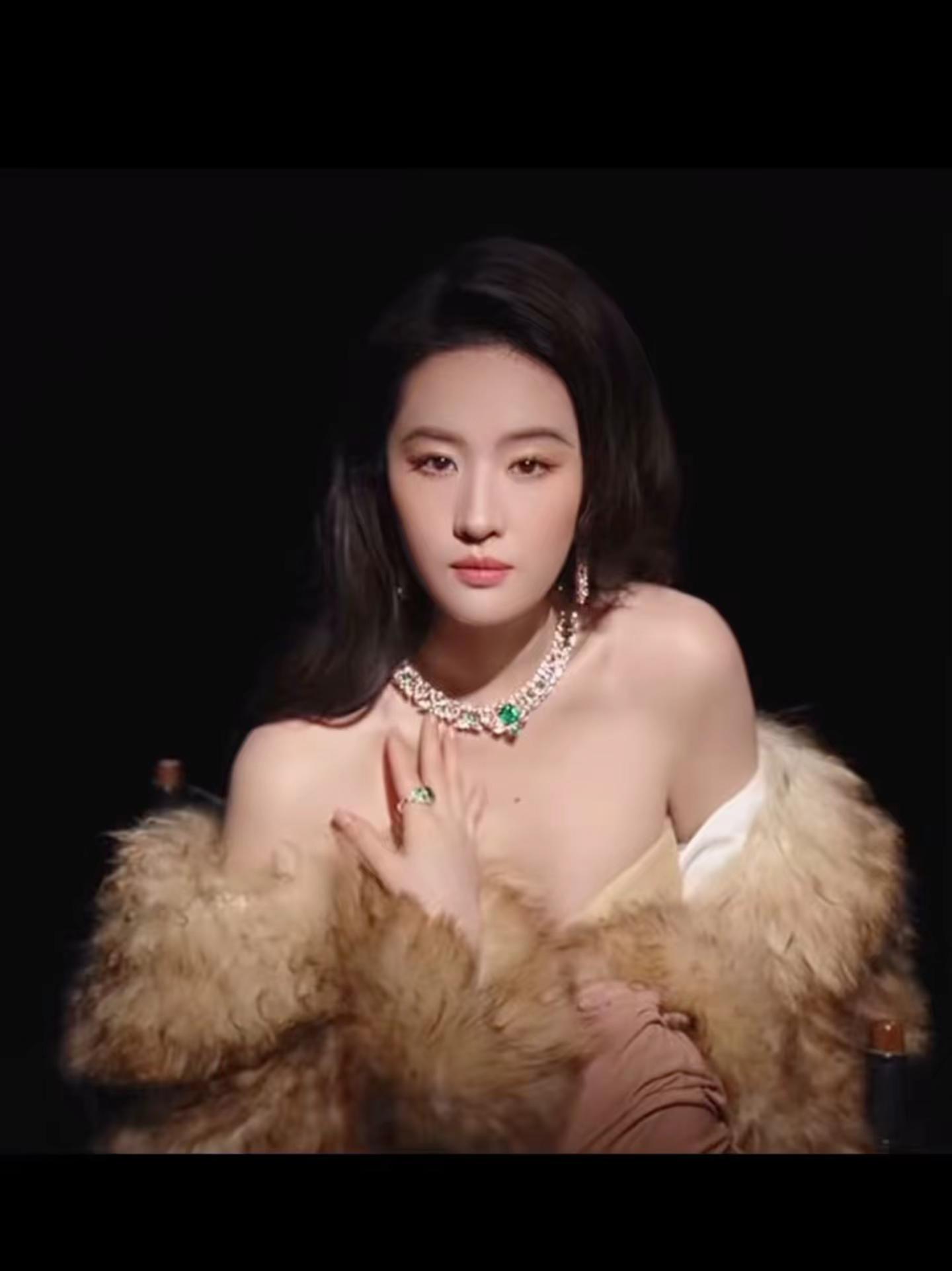 她眷恋，梨花泪宝格丽全球代言人刘亦菲优雅是永不褪色的高定时尚女神刘亦菲颜值秀场气质女神