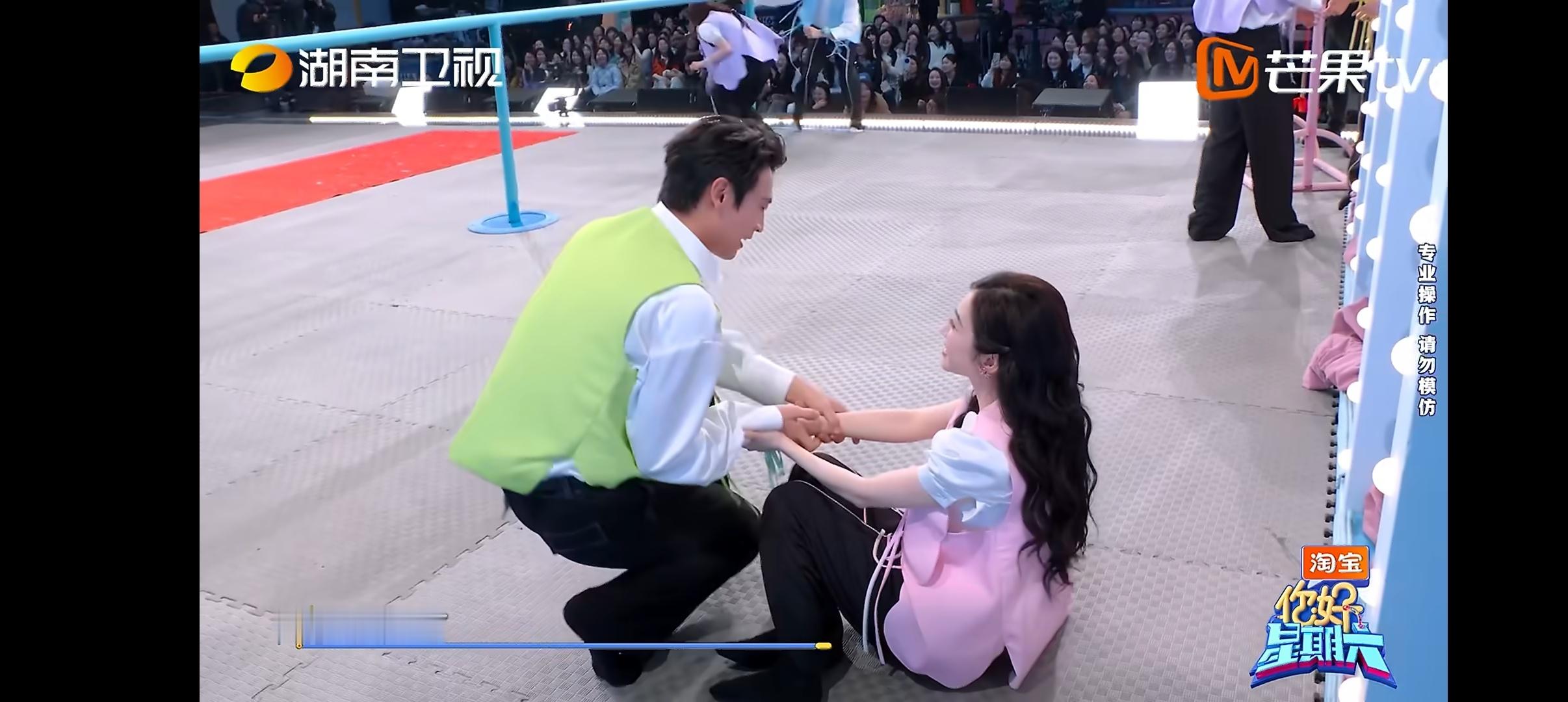 景甜是会捣乱的哈哈哈景甜玩游戏好拼，为了阻拦不同队的王天辰，各种捣乱，关键一直