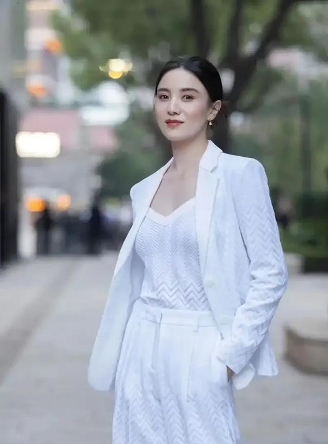 第三十届上海白玉兰奖，最佳女主角奖，最后将花落谁家。真还不好说。宋佳凭借《山花