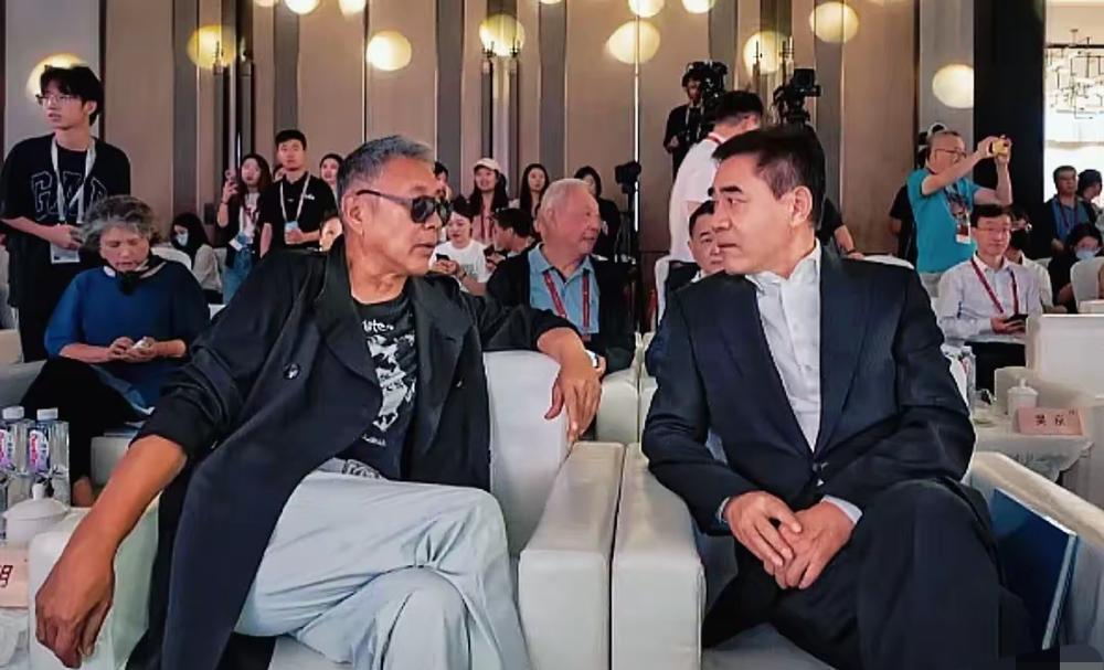 陈道明与陈宝国久违同框，一个张扬，一个内敛，各有各的特色……不得不说，陈道明老