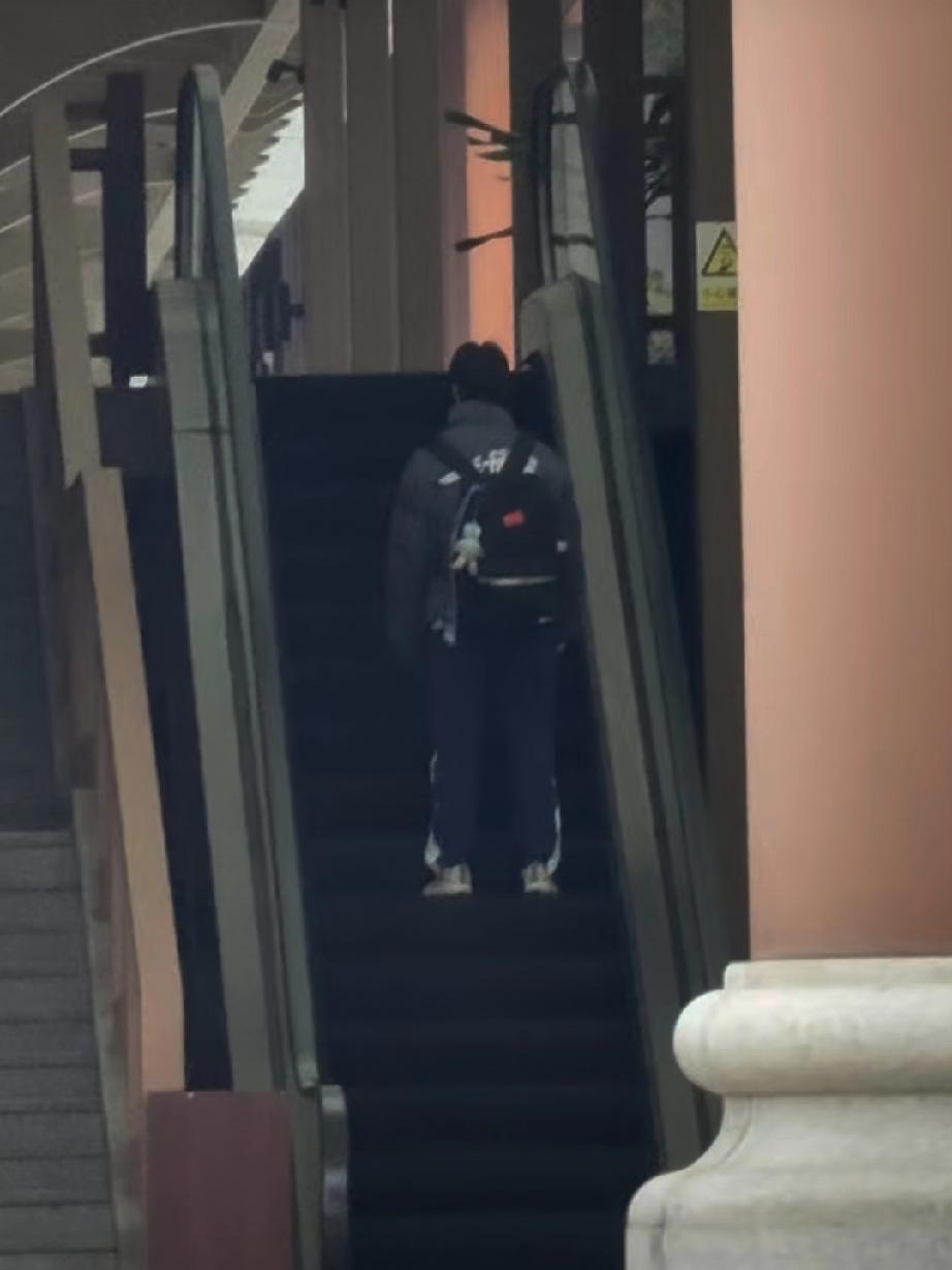 海口亚洲杯最后一个比赛日，王曼昱起床背上背包去酒店餐厅吃饭后准备前往比赛场馆，进