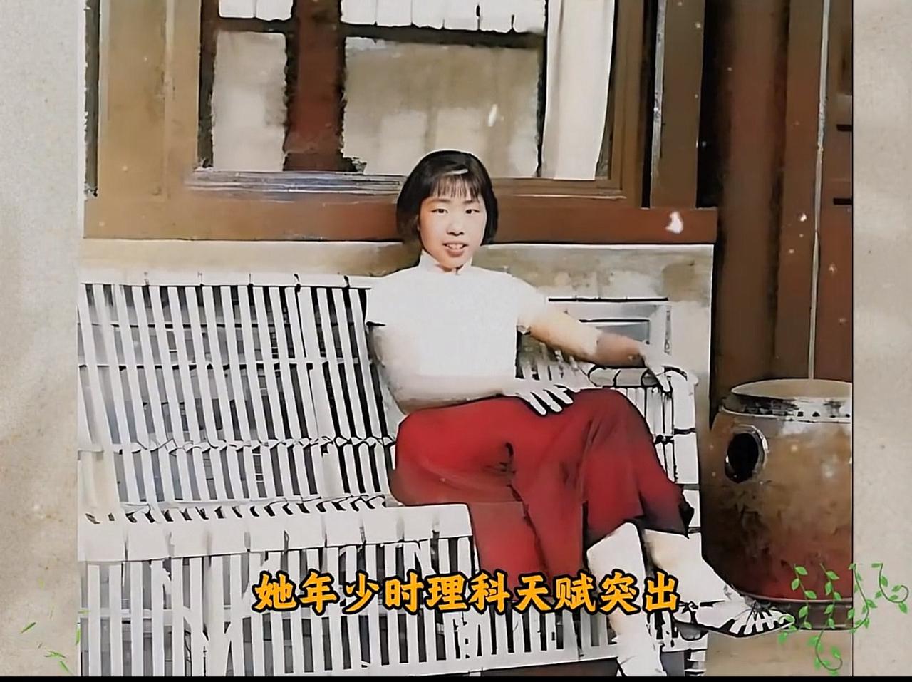 1943年，还在辅仁大学读书的王光美，端坐椅上，气质端庄沉稳。