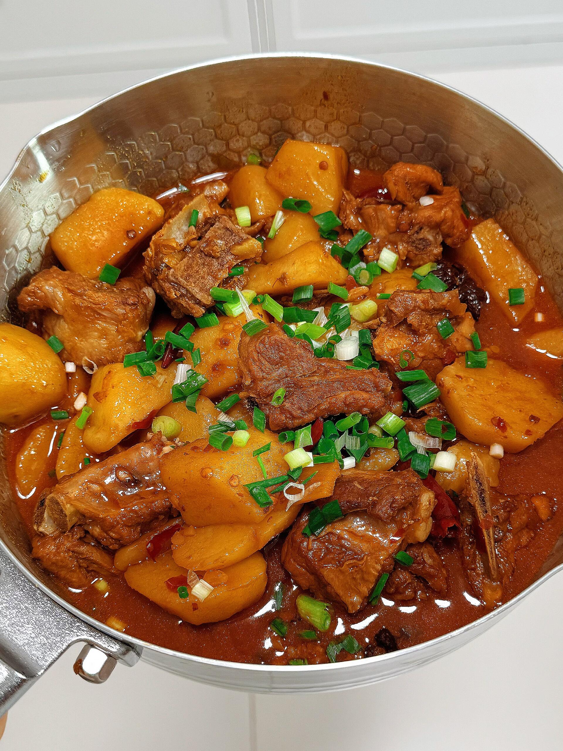 谁懂啊！土豆烧排骨，吃一次就彻底沦陷✨家常硬菜里，土豆烧排骨绝对是顶流！绵密粉