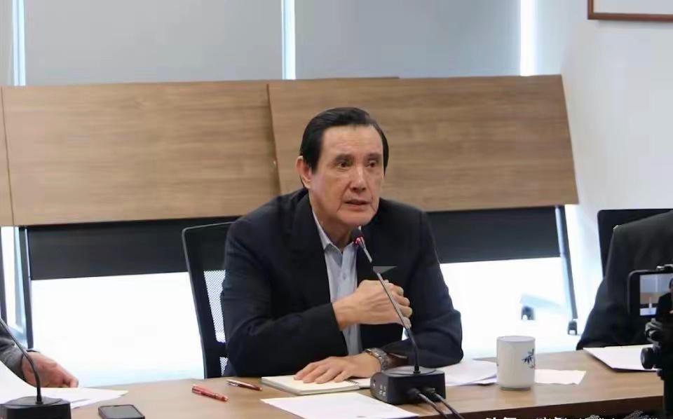 马英九今天下午委由马办发表声明曾经关系亲近的下属，如今闹到互相追责的地步，这
