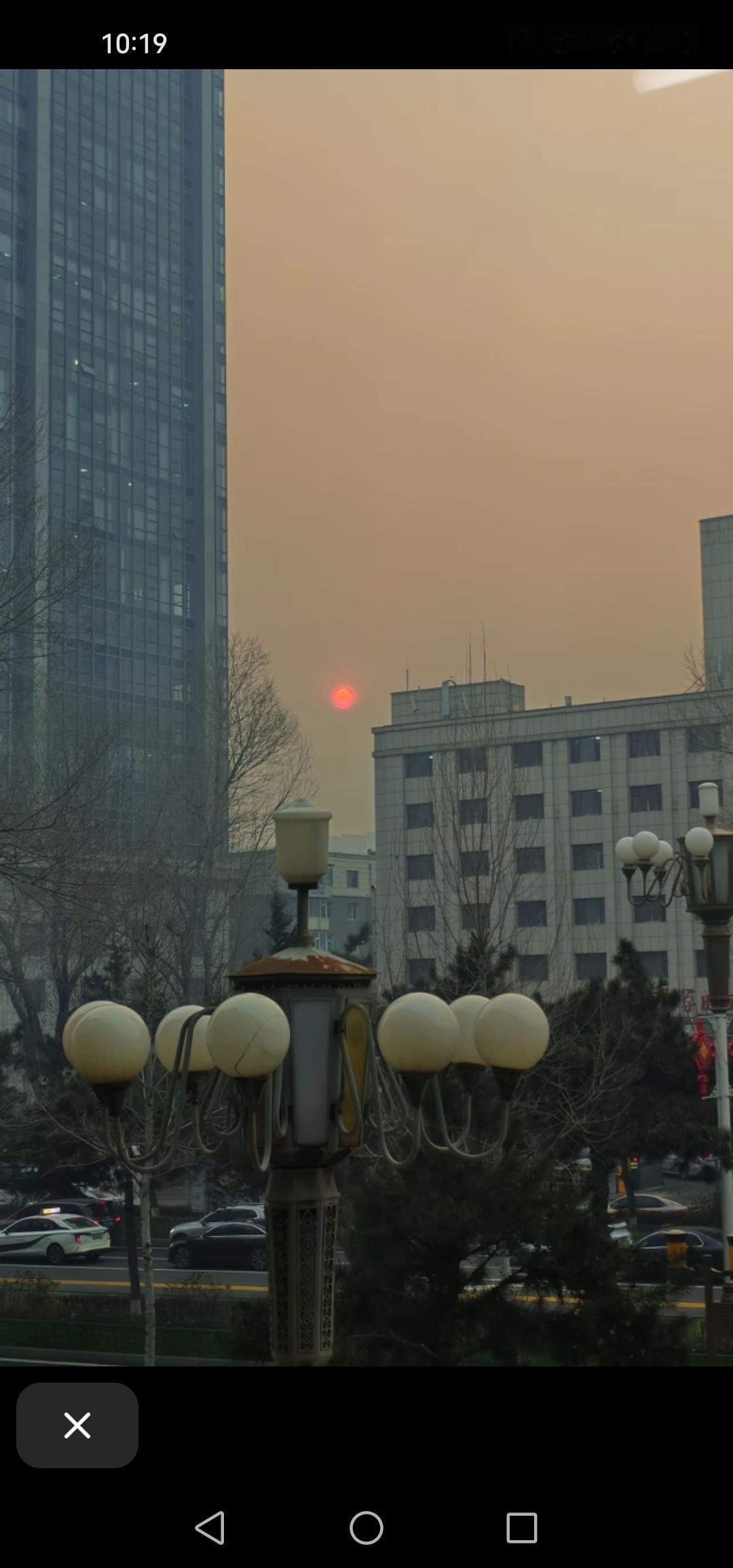 11月17号，我身处长春市。傍晚时分，长春的天空出现了红日景观，着实难得一见！