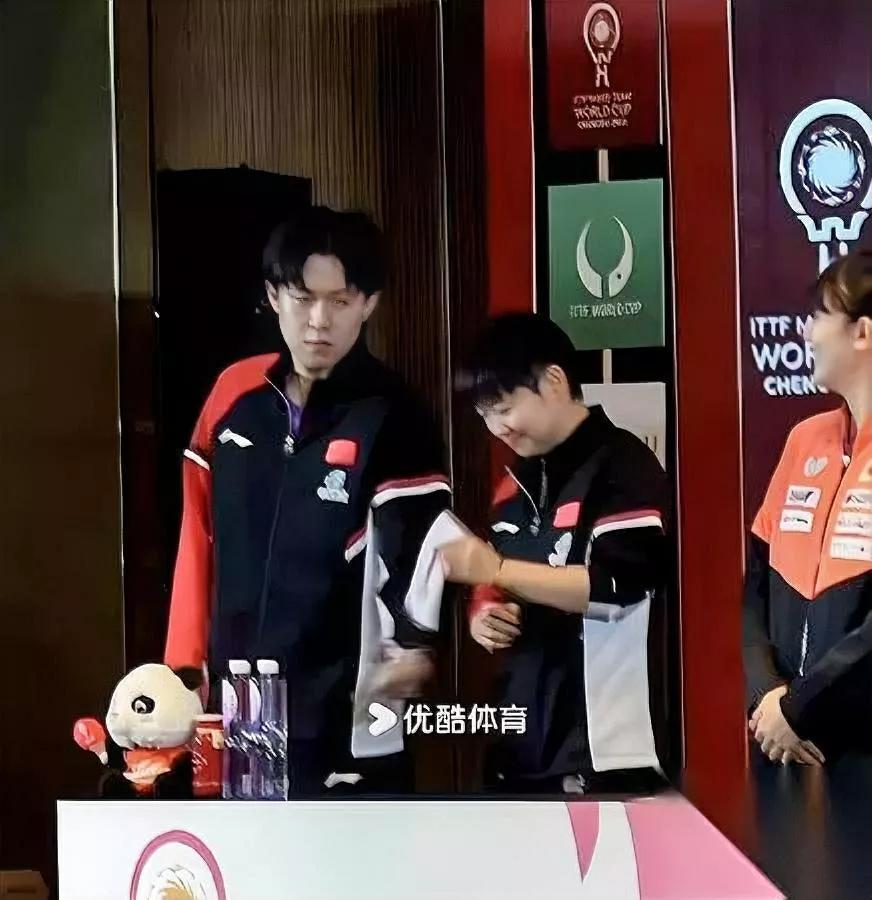 头哥又破防了！抽签现场…直接把号牌塞给莎莎，这默契谁懂？只见1号签刚亮相，头