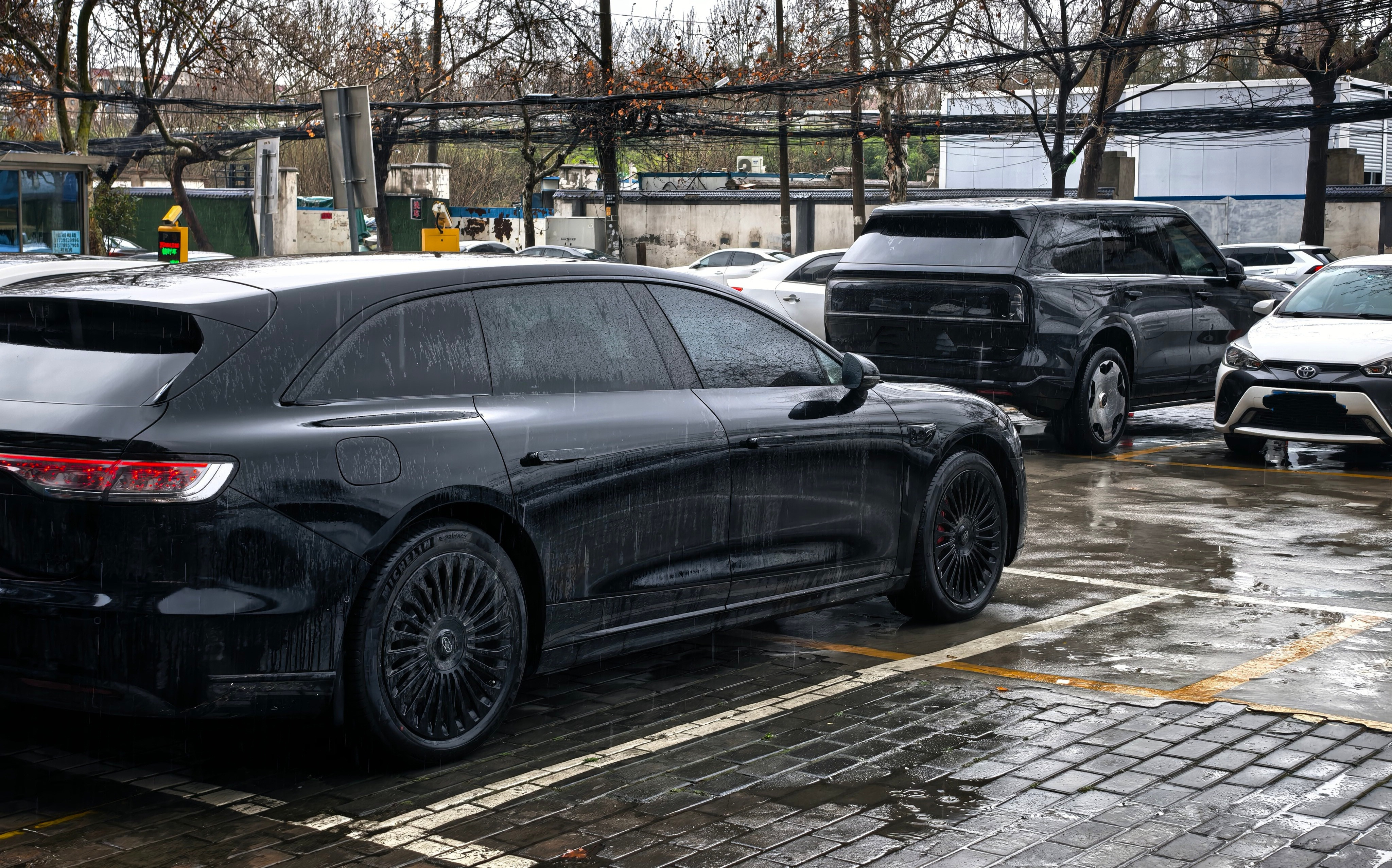 偶遇一辆极氪9X，享界S9T同框了。极氪9X其实有点方盒子的感觉，外观很魁梧，大