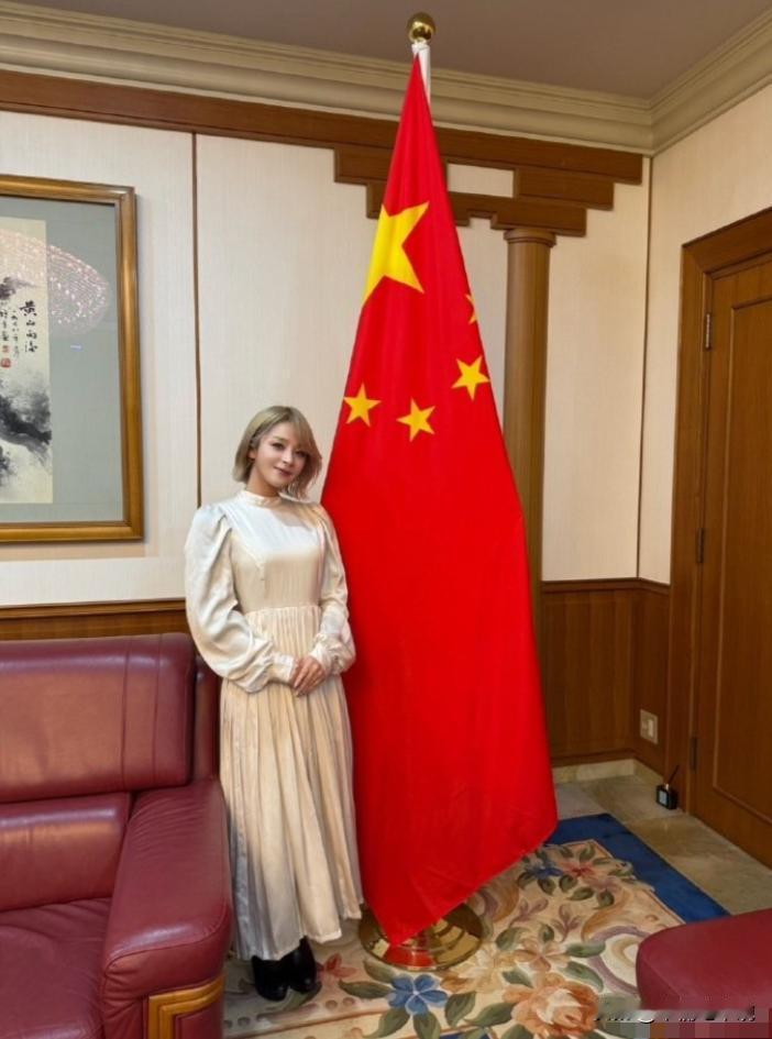 正当因高市早苗不当言论，中日两国关系紧张之时，12月19日日本当红歌星美依礼芽发