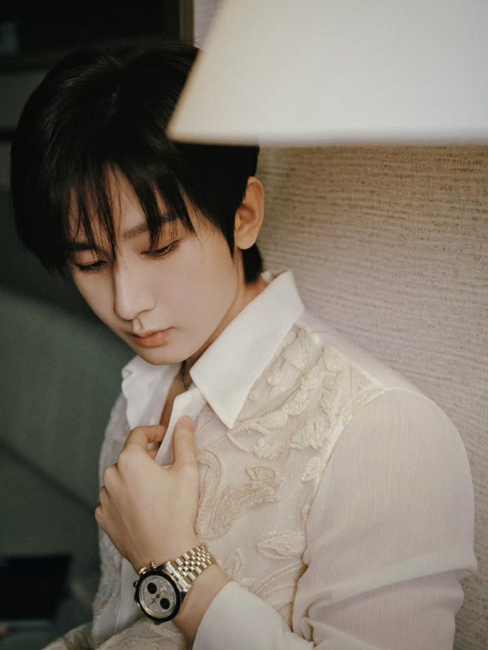 成毅在直播中分享了他的人生态度：与大家共勉！做决定时别犹豫，勇敢跨出那一步，就已