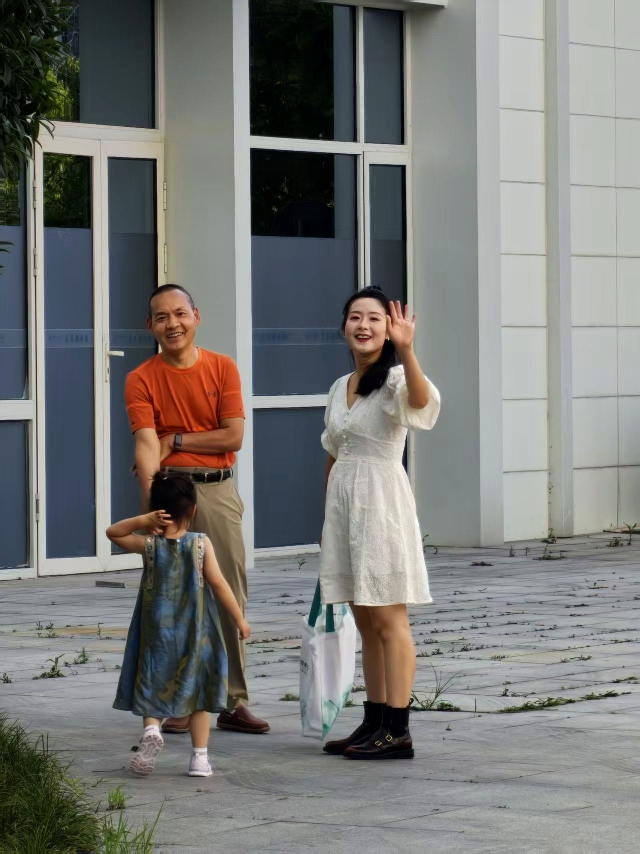 现在逛商场最大的感受是什么?现在逛商场，最大的感受就是它变得越来越像“综合体”