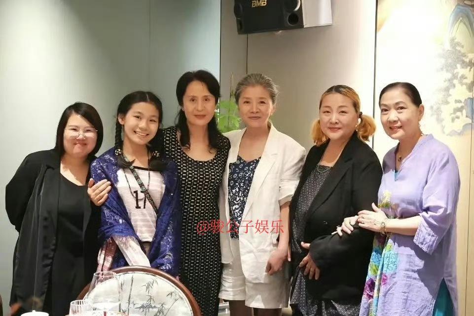 《生万物》剧组的女演员们欢聚一堂，迟蓬与牛银红举杯共饮交杯酒，场面温馨。沈丹萍则