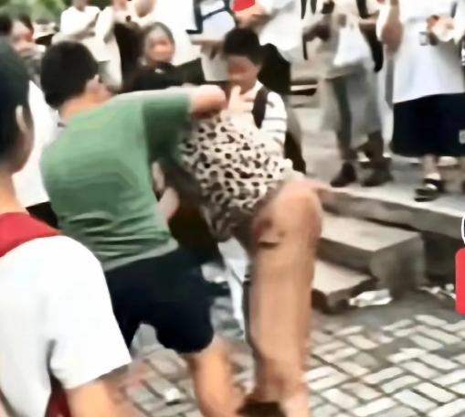 网上传闻学校门口，发生了一桩令人痛心之事。一位穿着时尚的奶奶，前来接六年级的孙