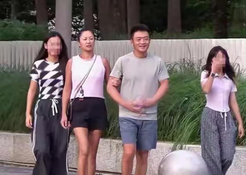 属实有点意外！这个戴帽子身穿蓝色T恤的男人，居然就是瞿颖的老公