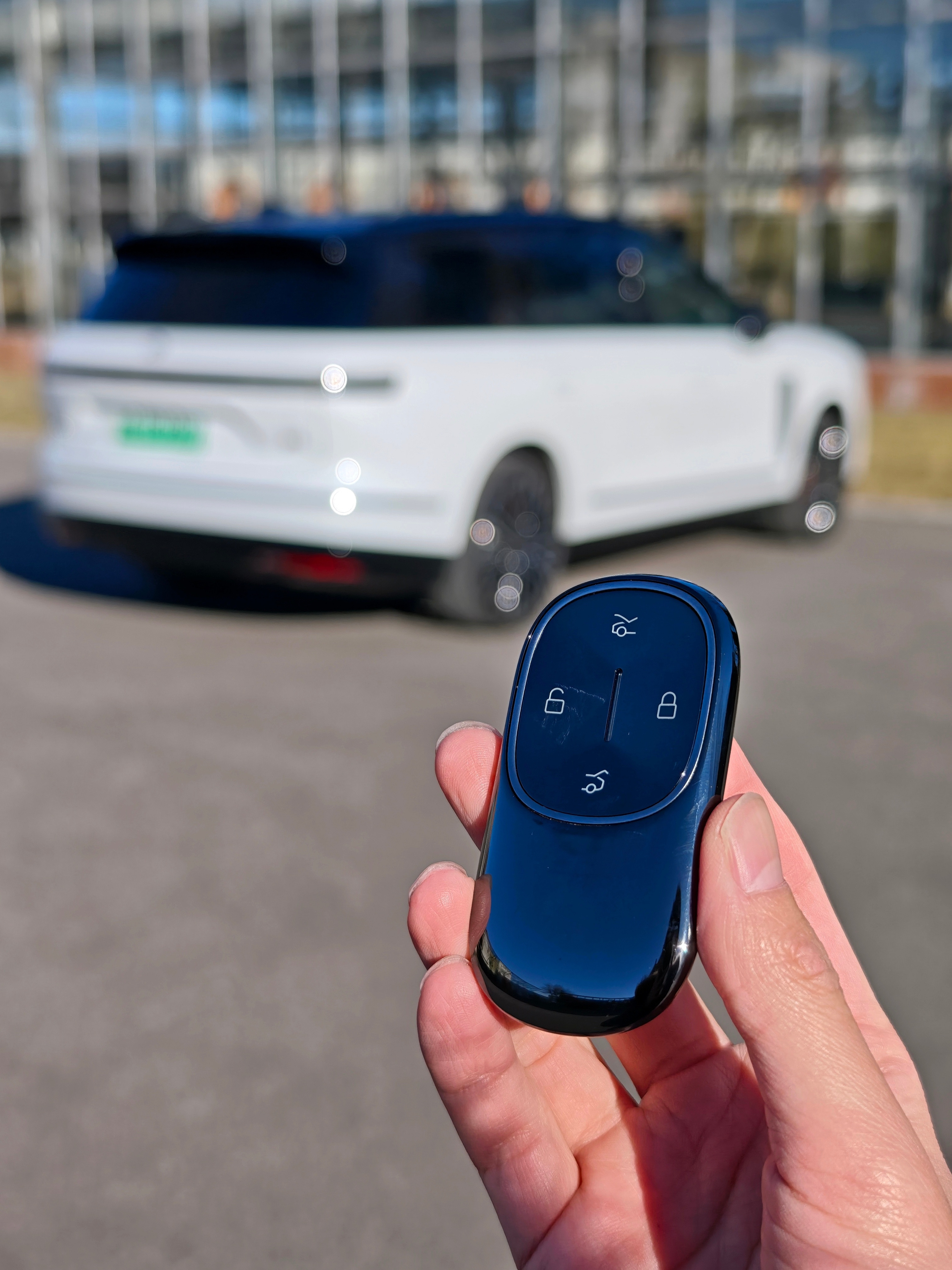 全新ES8的陶瓷钥匙质感巨棒，材质和ET9是一样的，超级精致，很有分量感不过这是