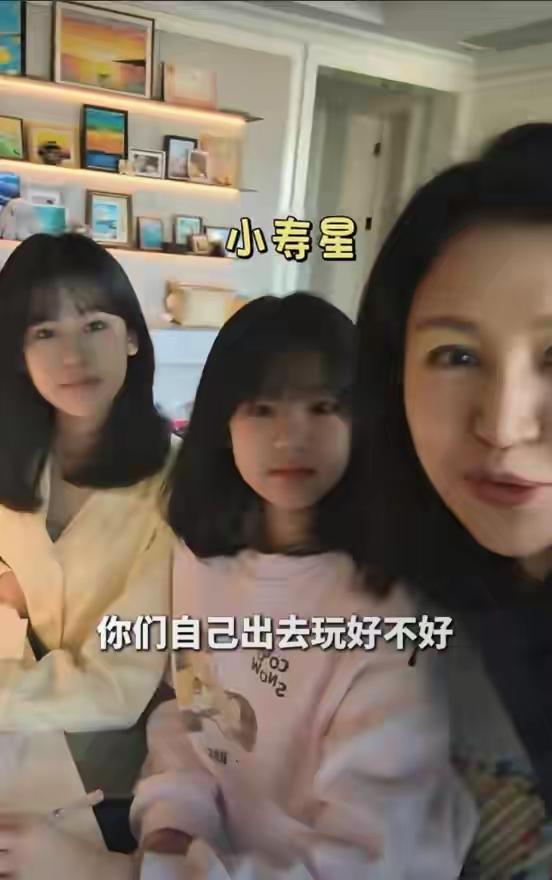 陆毅一家给二女儿小叶子庆14岁生日，这仪式感也太戳心了！姐姐贝儿揣1000块带妹