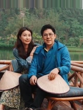 一张照片看懂郭晶晶在霍家的地位这张照片，藏着郭晶晶在霍家真正的底气！和霍启