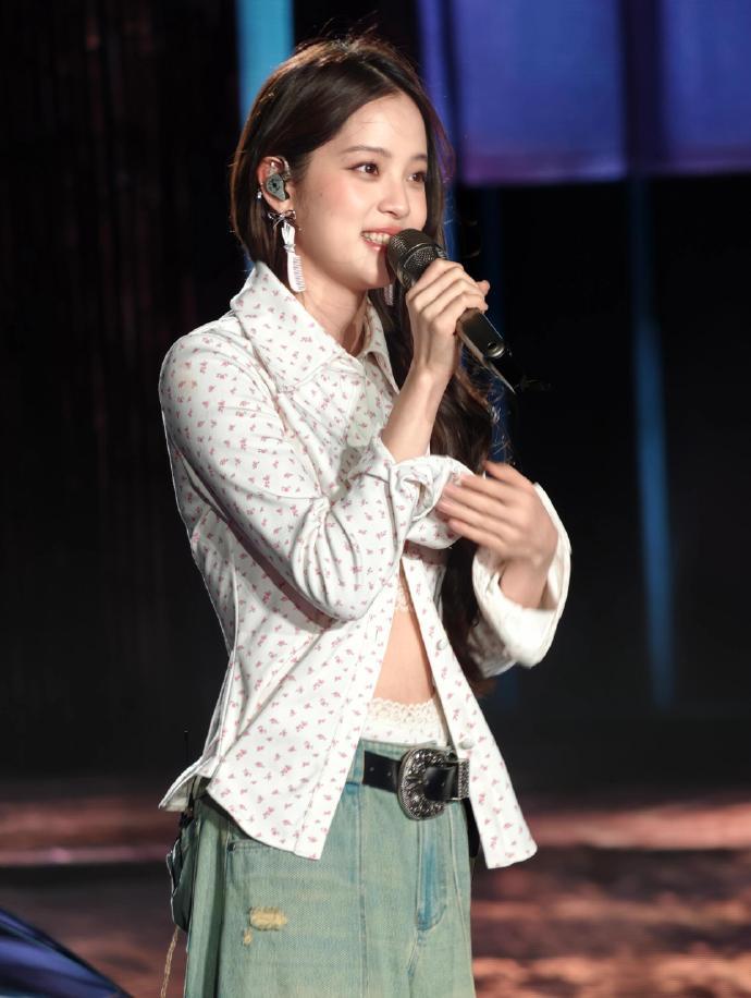 欧阳娜娜小鹏发布会杀疯了！甜飒双杀，新车都被她衬得更香了舞台上的她碎花短上衣配