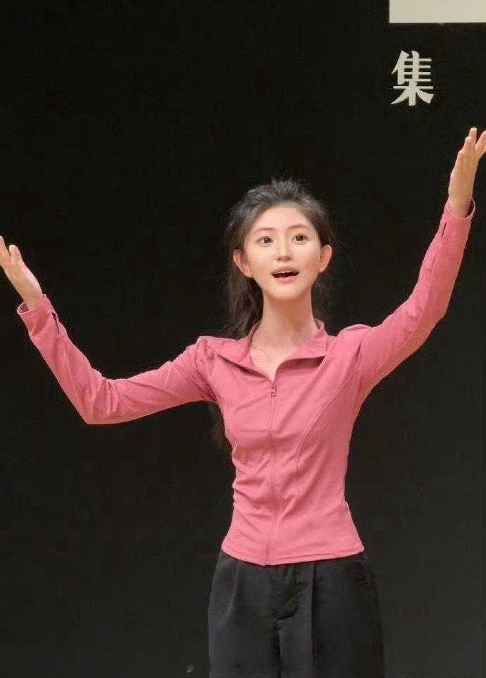 甘肃一艺考女生火了，被网友夸神颜！你们觉得如何？
