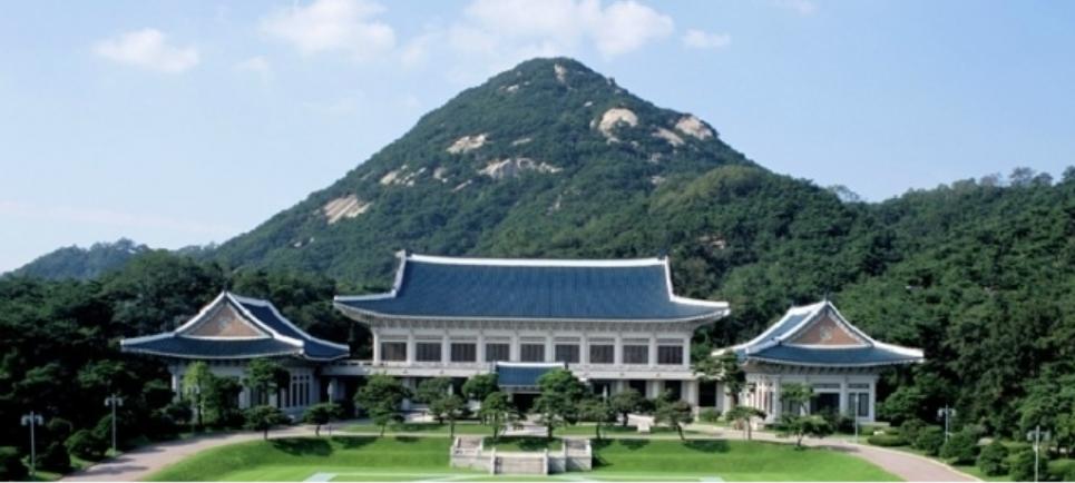 这座坐北朝南，壮观巍峨，气势恢宏的宫殿建筑群，明明就是100%的中式建筑，如果不