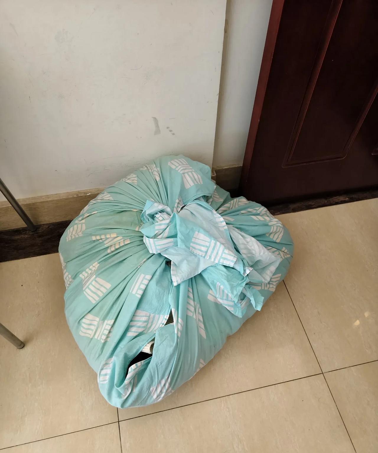 家要经常收拾才能保持干干净净，衣柜也要经常清理才能保持整整齐齐。扔掉那些已经不