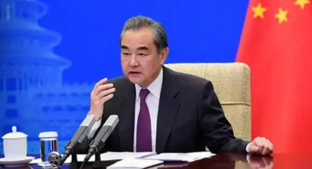 高规格礼遇中国。当地时间7月21日，中国外交部长王毅抵达菲律宾马尼拉，一亮相便受