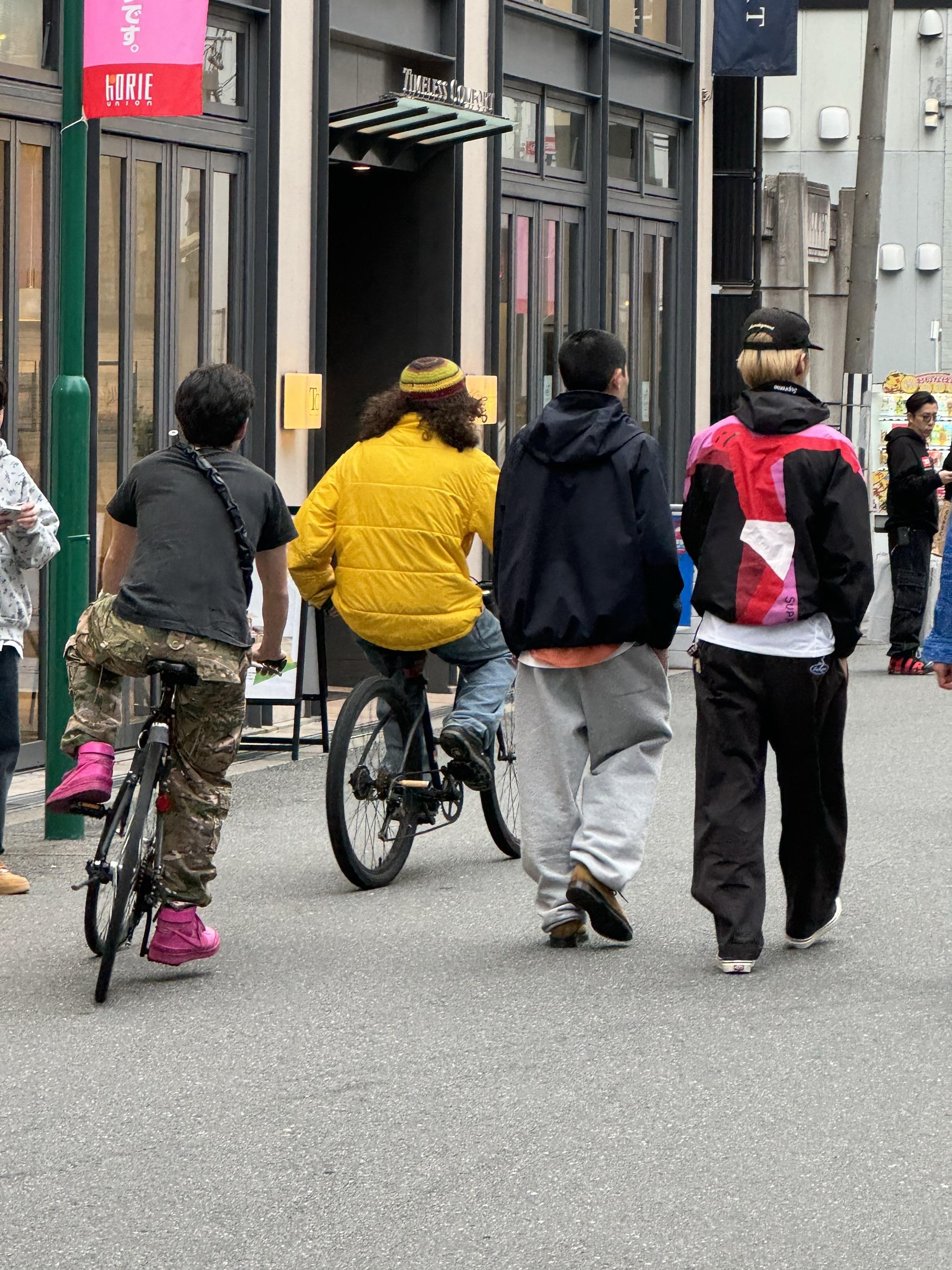 日本随拍路人穿搭。cleanfit的风怎么没吹到日本 不知道哪天国潮能...