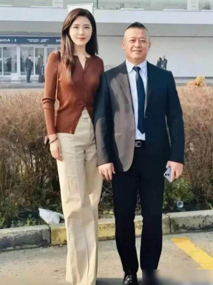 49岁的曾黎，还在被叫两百年难遇的美人，但翻开她那个神仙班级的名单，你会发现一个扎心的事实。章子怡杀