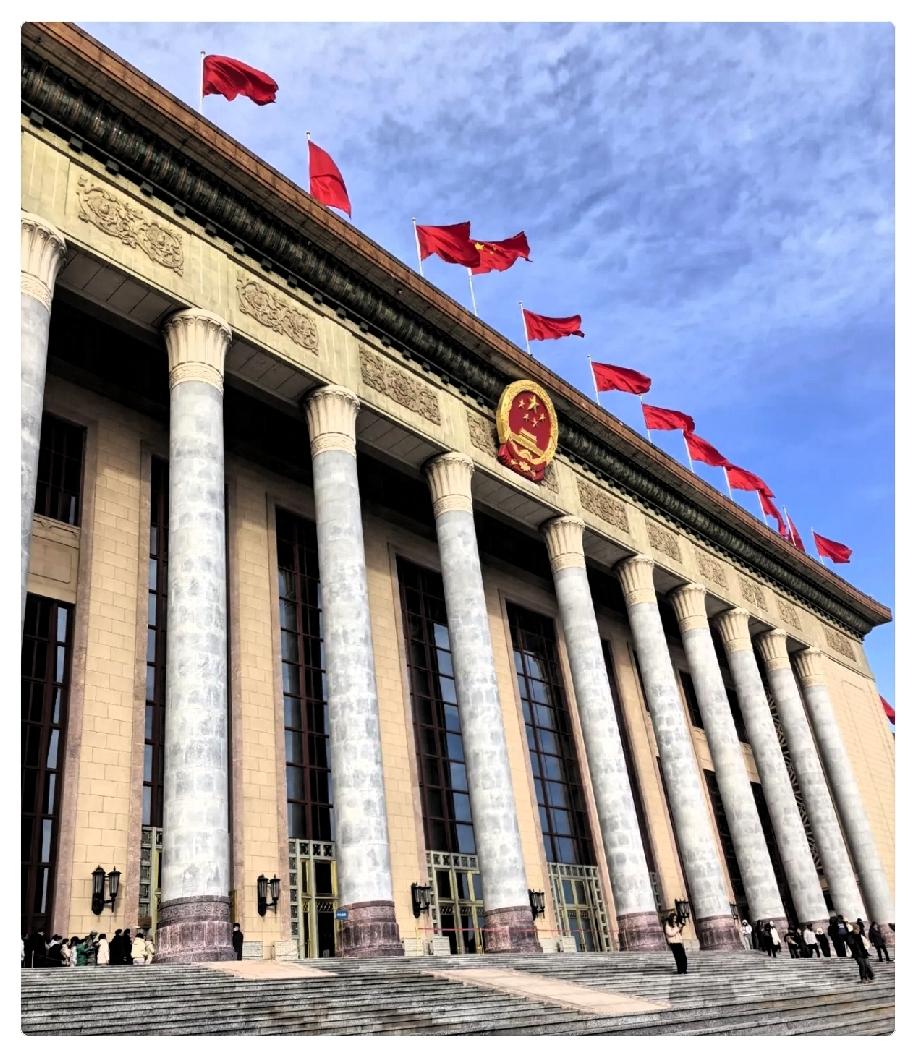 昨晚看新闻，人民大会堂主席台上坐着内心由衷敬佩退下来的老同志。他们曾经把最好