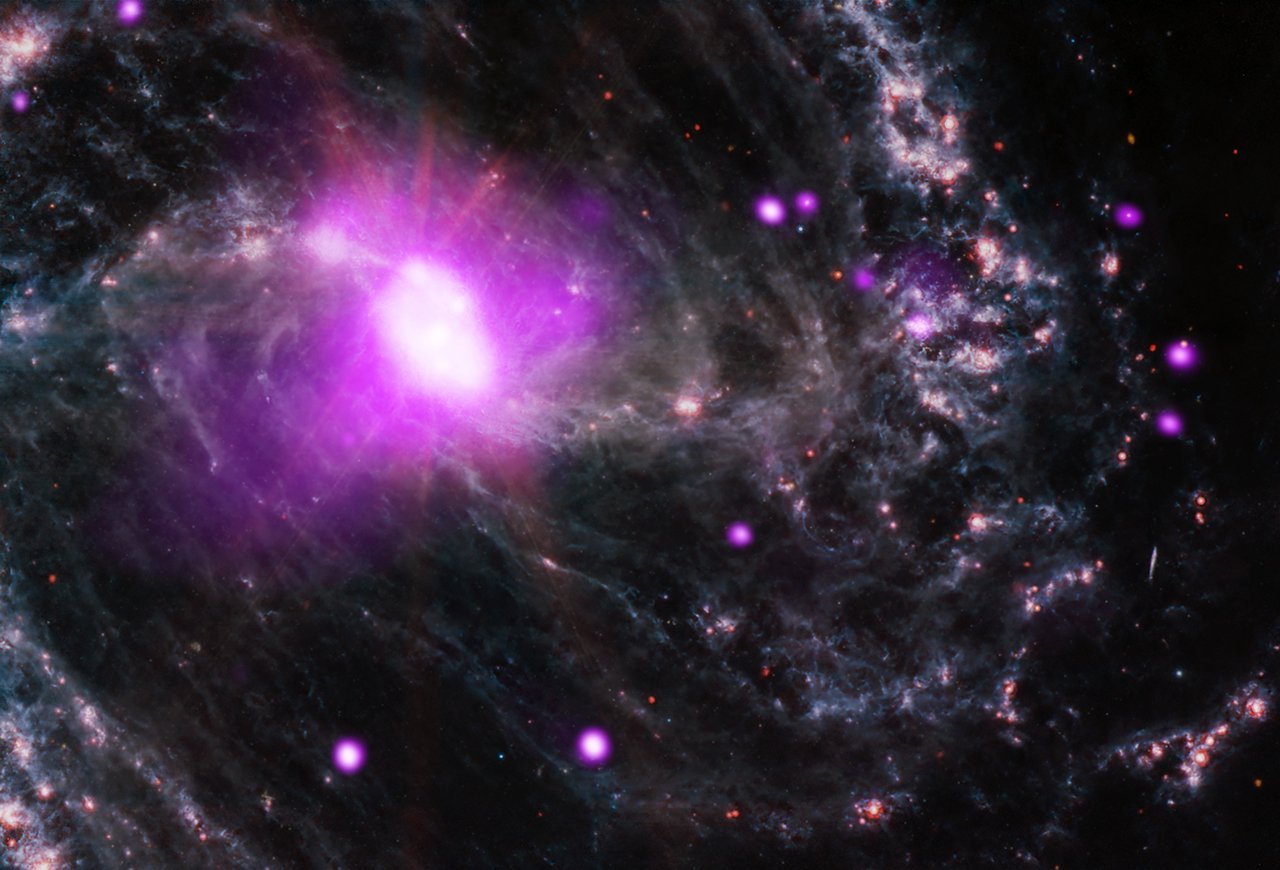 在星系NGC1365的中心，一颗超大质量黑洞正在“自助餐式”地疯狂吞噬周围物质