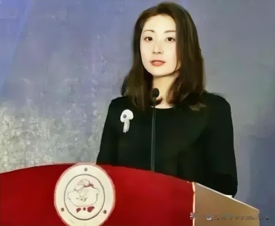看懂宗馥莉再次离场，我们才懂得，成年人的世界从来没有容易二字很多人替宗馥莉