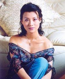 向来不爱夸人的陈道明当众说她就是自己心里的梦中情人，可她爆红巅峰悄然退去浮华，却