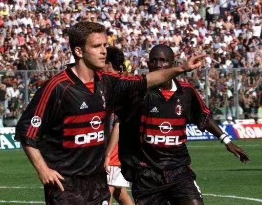 98/99，永远让人刻骨铭心的回忆！最近米兰跟国米的差距维持在7分，让无数米兰