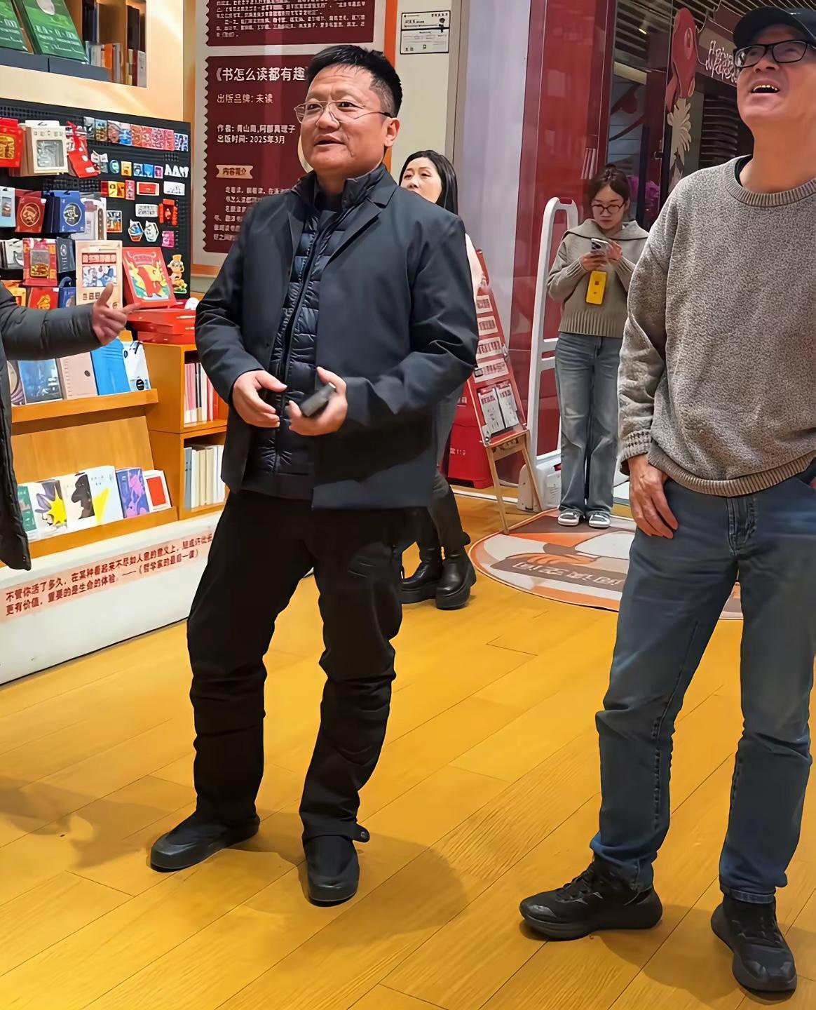 俞老师凡遇到任何质疑，都要站出来解释清楚董老师无论遇到什么质疑，都是沉默不回应