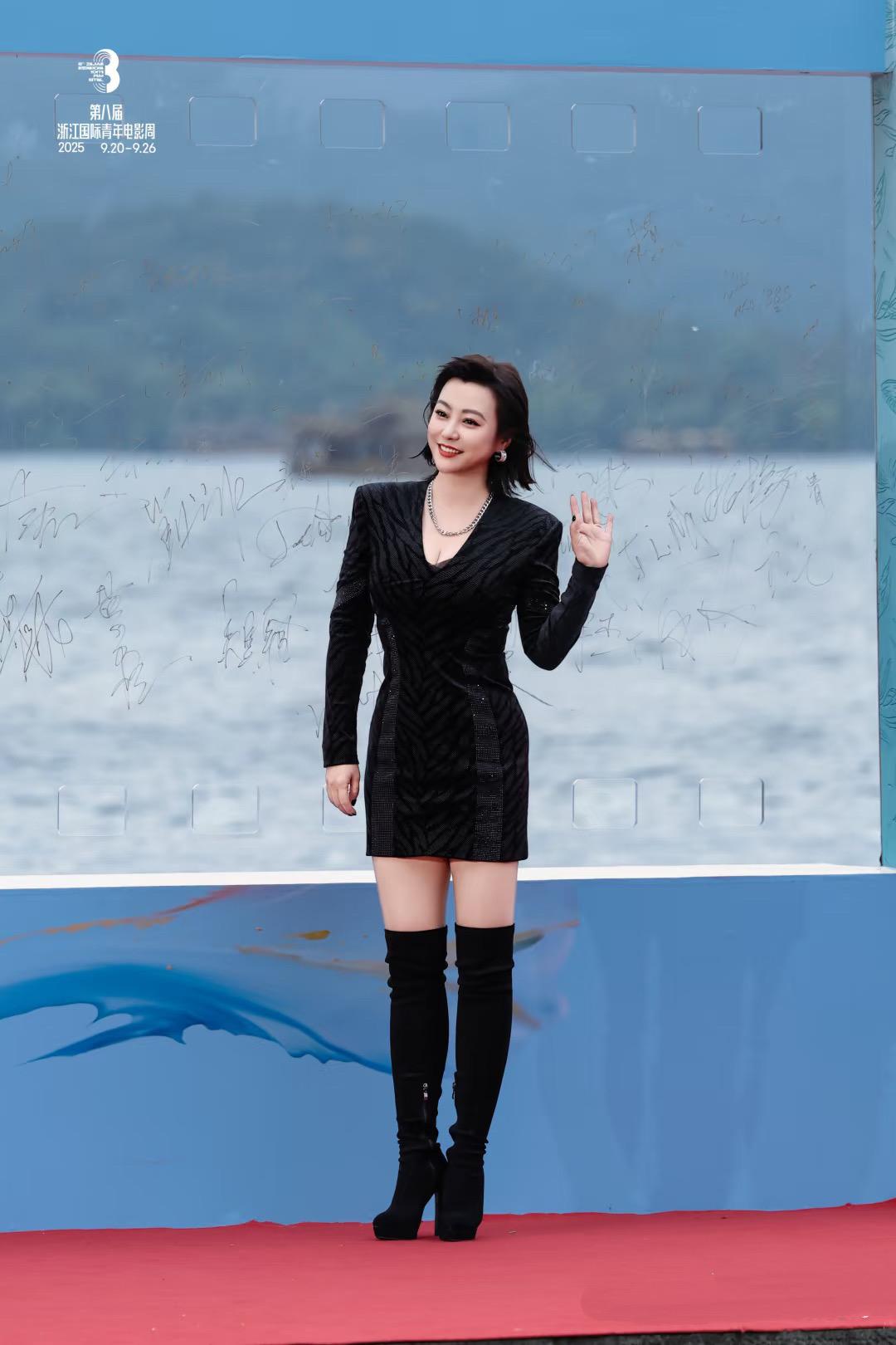 47岁郝蕾身材真好！前凸后翘，腰细脚长，好有女人味，尤其是穿一袭黑色紧身短裙，配